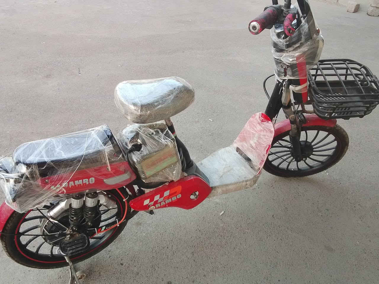 شغال كامل سعرو 160 الف باتريات فوك نص يمشيك 20 كيلو متر ***********
