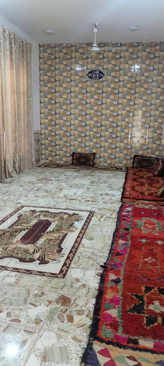 سلام عليكم بيت 700 متر زراعي سند ٢٥ ثلاث غرف نوم استقبال صاله مطبخ صحيات ٢ خارجيه مع حديقه كبيره  العنوان شاميه نزلة عباس مطلب جهة الزوار ركن على شارع رئيسي
للاستفسار اتصل ***********
