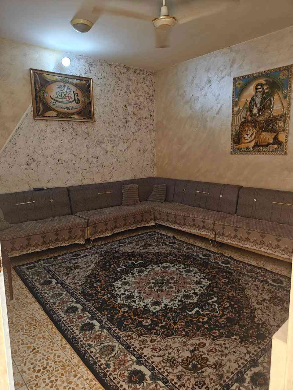 السلام عليكم بيت للبيع مساحة 110مربع يحتوي البيت على كراج كبير واستقبال وغرفه نوم وصاله كبيره وملحقاته والقاط الثاني يحتوي على غرفة وصالة وسطح السعر 90 وبي مجال العنوان بغداد الحبيبيه حي الزهراء منطقة ال 100 للستفسار الاتصال على الرقم ومتواجد واتساب ***********
