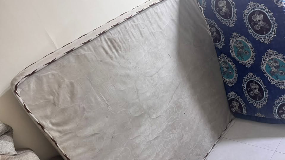 باب خشب قوي وثقيل حيل 
و دوشك ابو الضغط صارلي 3 اشهر من اخذته 
*********** 
سعر الباب 50 ودوشك 50 
يم مدرسة الاسوار
