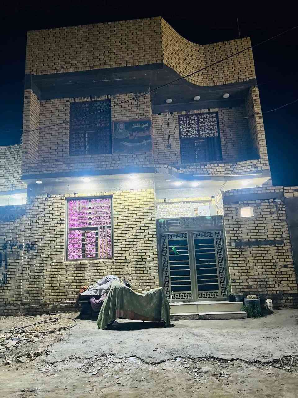 بيت طابقين للبيع مساحه 120 متر زراعي
طابوك صب كونكريت بناء حديث قريب عل شارع العام 
الطابق الأول يتكون من غرفتين و صالـه ومطبخ
ول طابق الثاني يحتوي علا 4 غرف
المجموع 6 غرف السعر 85 
مكانه الزديناويه قرب صيدليه التفاحه الخضراء

نص مكتوب في الصور:
- CAMON 40 Pro 5G
- 14mm f/2.2 1/50s ISO212
- CAMON 40 Pro 5G 14mm f/2.2 1/50s ISO104
- CAMON 40 Pro 5G 14mm f/2.2 1/50s ISO74
- CAMON 40 Pro 5G 14mm f/2.2 1/50s ISO212
- 14mm f/2.2 1/50s ISO523
- CAMON 40 Pro 5G 14mm f/2.2 1/50s ISO318