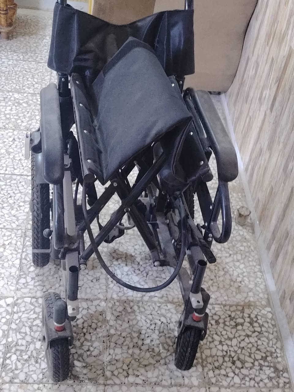 سلام عليكم متاح كرسي متحرك البيع او تماتيك بعدهه بل باكيت وهاذ الرقم ***********

