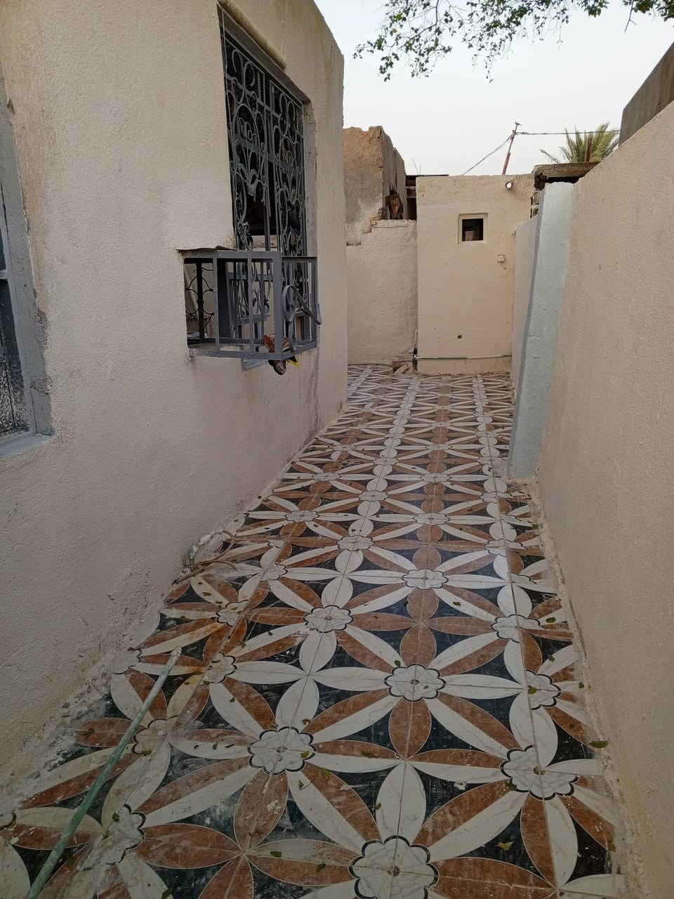 ياالله دار للبيع النجف الاشرف شارع المطار القديم غرب مجمع الكوثر الطبي يبعد عن الشارع الرئيسي 50متر مساحة الدار 130متر يحتوي على غرفه وصاله ومطبخ واستقبال وحمام داخل وخارج كاشي سيراميك أساس طابوق بناء بلوك طفيلي سقف عكاده ومطبك شقل جناي مشمول بل تمليك للاستفسار الاتصال او المراسله ***********.  البيت بناء قديم ومرقم يعني ماء وكهرباء رسمي السعر بلاش 22مليون مع المجال

