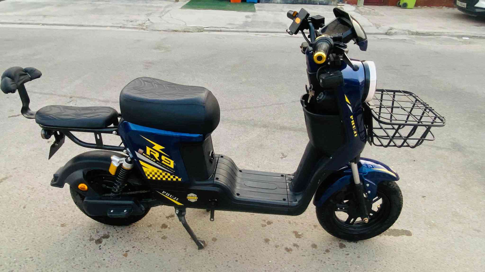 (السلام عليكم دراجه R9 للبيع )دبلات خلفي غازز والمامي هم غازز بطاريات بعدهنن جدد دراجه بعده شخط واخد مابيها وعندي وصل مال شراء صارلي شهر من مشتريها هورن وتغير نمر بيها4 حامل تلفون منفذ يوس بي والشي بيها عاطل بس الاشاير ماتشتغل بسس هاذ عطل السعر600وبيها مجال مكاني بغداد سيديه رقم***********
