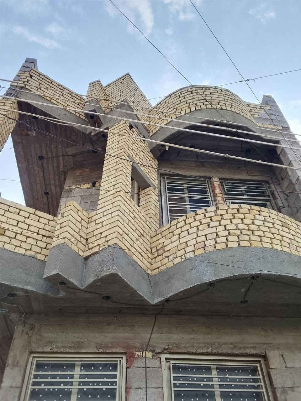 الحسينية مسقط • ٣ طوابق • بيع مستعجل