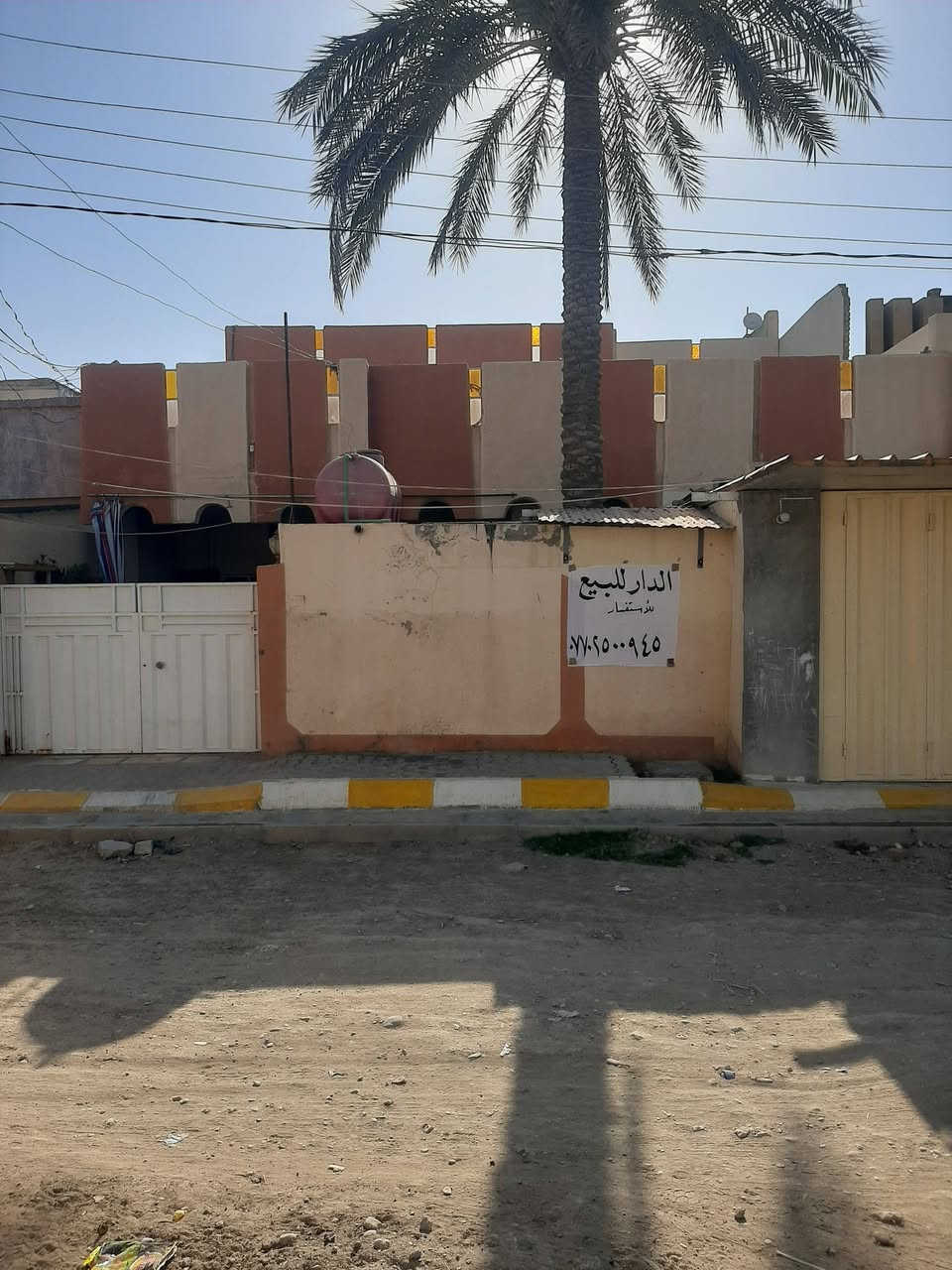 السلام عليكم ورحمة الله وبركاته  بيت طابقين  للبيع طابو صرف الموقع بلور مدخل العرصه مقابل المدرسه الصينيه المساحه 240م مع ترك مساحة 150م خلف البيت للاستفسار ***********
