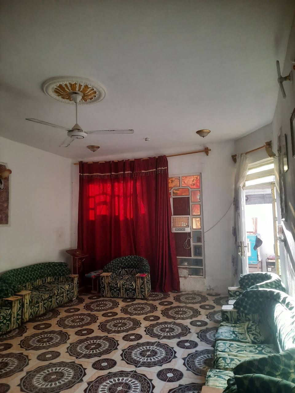 دارسكن للبيع ٢٢٠م غرف نوم ٢ صاله استقبال مطبخ كراج سياره صحيات داخل وخارج قريب من شارع العام اول مربع خلف الحسينيه حواس .ارضيه سيراميك بيع او مراوس حسب القناعه مراوس بيت ازغر وفرق للستفسار اتصل *********** عنوان خلف حسينيه حواس بصف مولد رضاالدلبوحي سعر ٥٨ ومجال قابل للعمله
