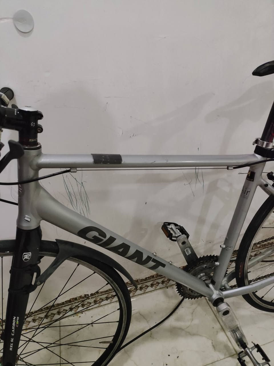 🚴‍♂️ بايسكل C700 للبيع
🔹 الماركة: Giant
🔹 ارتفاع الفريم: M
🔹 سستم سرام بدون نقال أمامي
🔹 3 قطع كاربون:
 • بوري سرج كاربون
• ركبة كاربون
• ماشّة كاربون
🔹 بريك خلفي فقط
🔹 نظيفة
🔹 جامَلغ أمامي وخلفي

💰 السعر: 190 ألف، بي مجال
🚚 يوجد توصيل
📍 مكاني: كوت
📞 ***********
