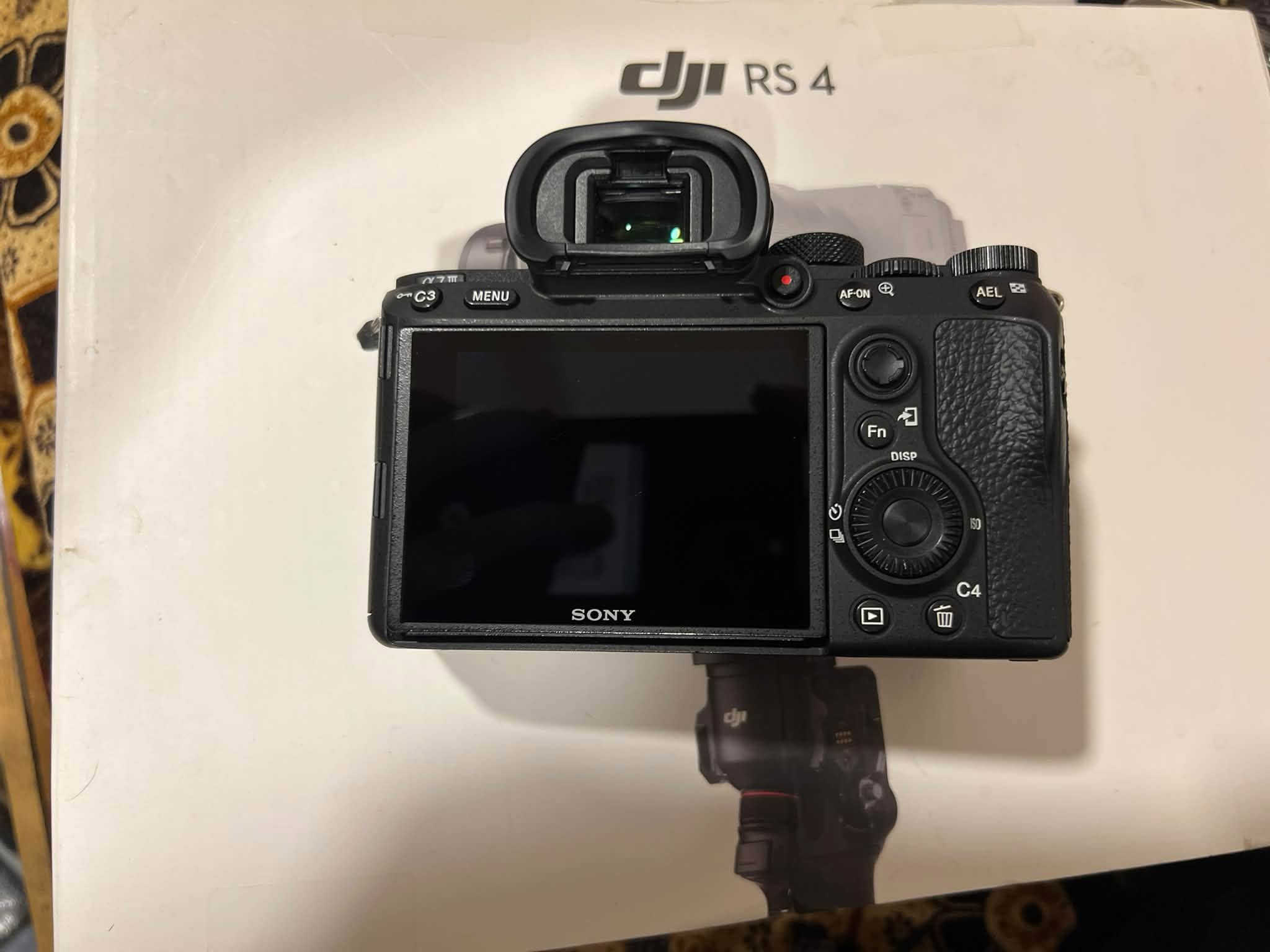 سوني a7iii /sony 
شتر 6k 
نظافة 98% 
كامرة جديدة بمعنى الكلمة 
مكاني النجف الأشرف واكدر اجيبه البغداد 
***********
