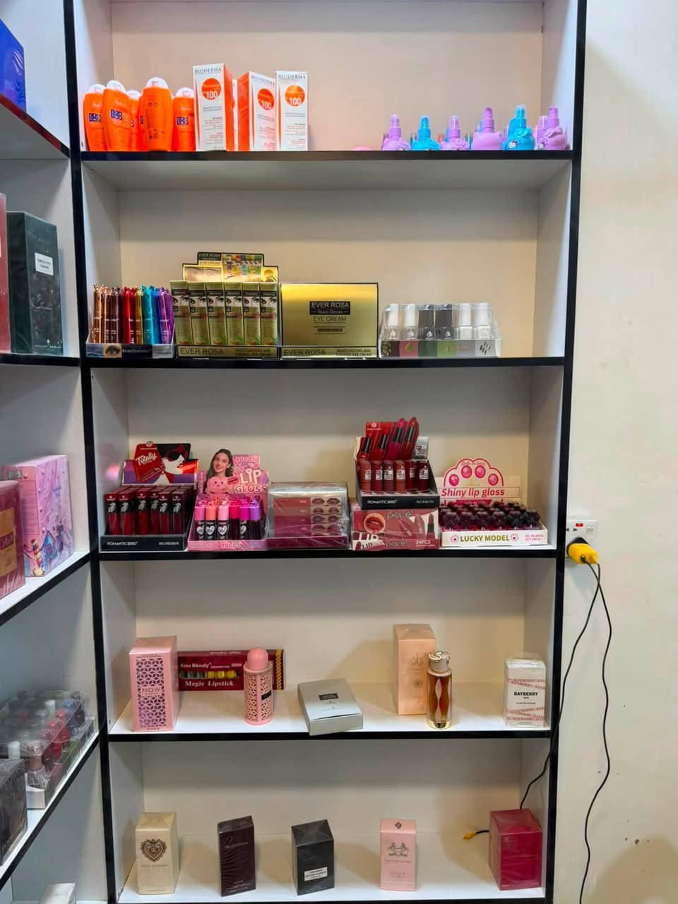 +964 772 229 6066
العنوان الحريه الاولى شارع باتا 
3 فاترينا السعر 180 
هذا الميز 75 الف
سعرهن بلاااش مال واحد متوازي
الارتفاع 250 عرض متر
عمق 20
