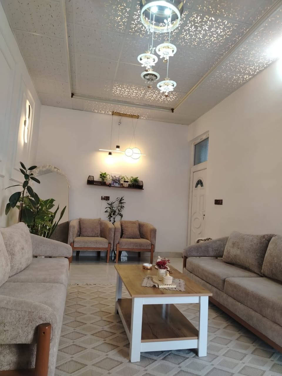سلام عليكم دار حديث للبيع مساحه 100متر 5*20 طابقين طابق الأول كامل اي أنقص مابي طابق اثاني هيكل بدون سكف الموقع زراعي محمد ليلى جزء الاول قريب ع الشارع الرئيسي ***********
