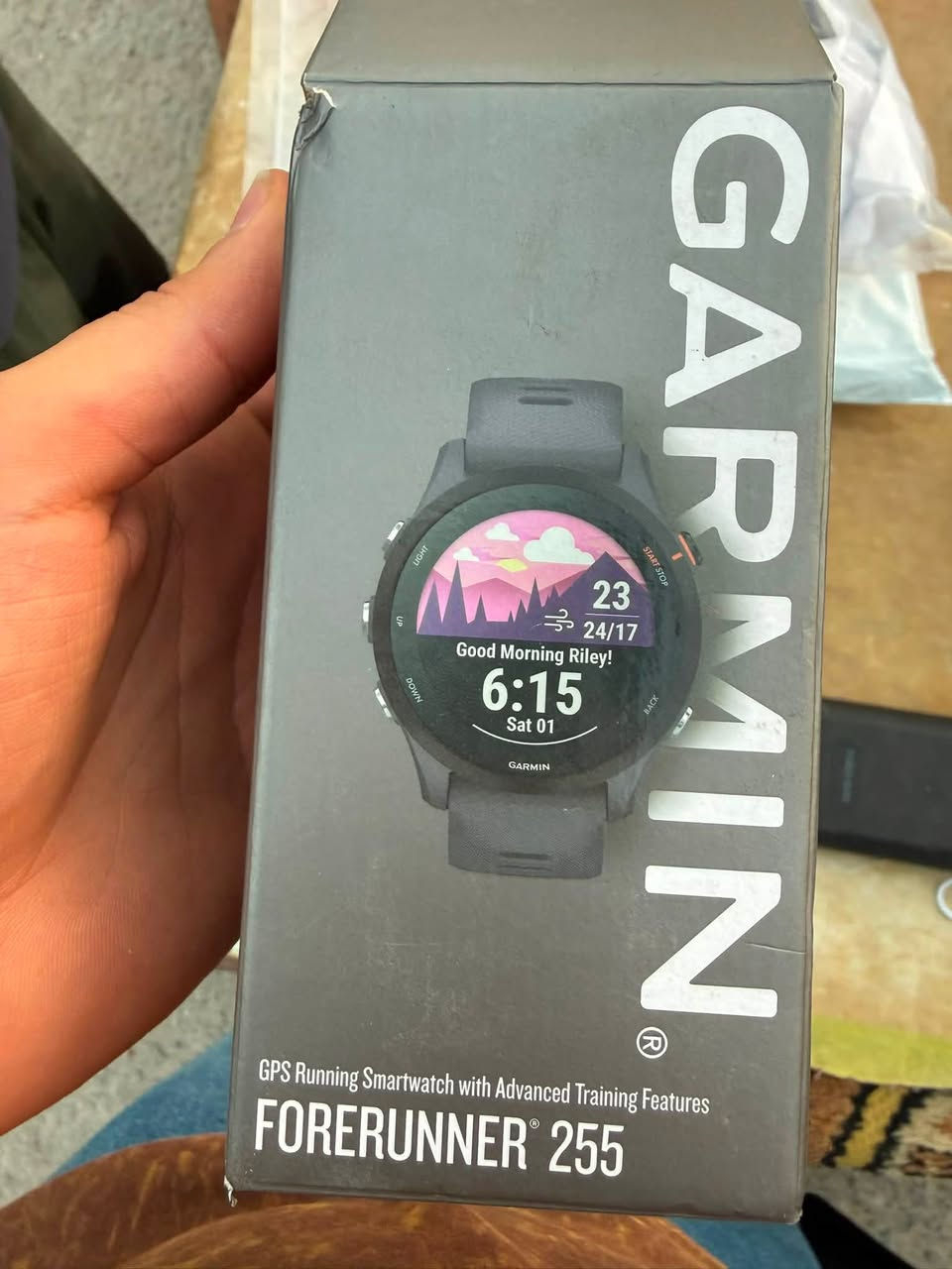 السلام عليكم (غير مستخدم)
ساعة گارمن (Garmin Forerunner 255 )باللون الرمادي 

أهم مواصفات الساعة:

الاستخدام: مخصصة للرياضيين ومحترفي الجري والترياتلون.نظام التتبع: مزودة بنظام GPS متعدد النطاقات عالي الدقة لتتبع المسارات بدقة.

البطارية: تدوم حتى 14 يوماً في وضع الساعة الذكية.

الميزات: تدعم قياس معدل ضربات القلب، مستشعر الأكسجين (HRV)، مراقبة النوم، وتحليلات الجري المتقدمة مثل VO2 max.

للاستفسار : ***********
