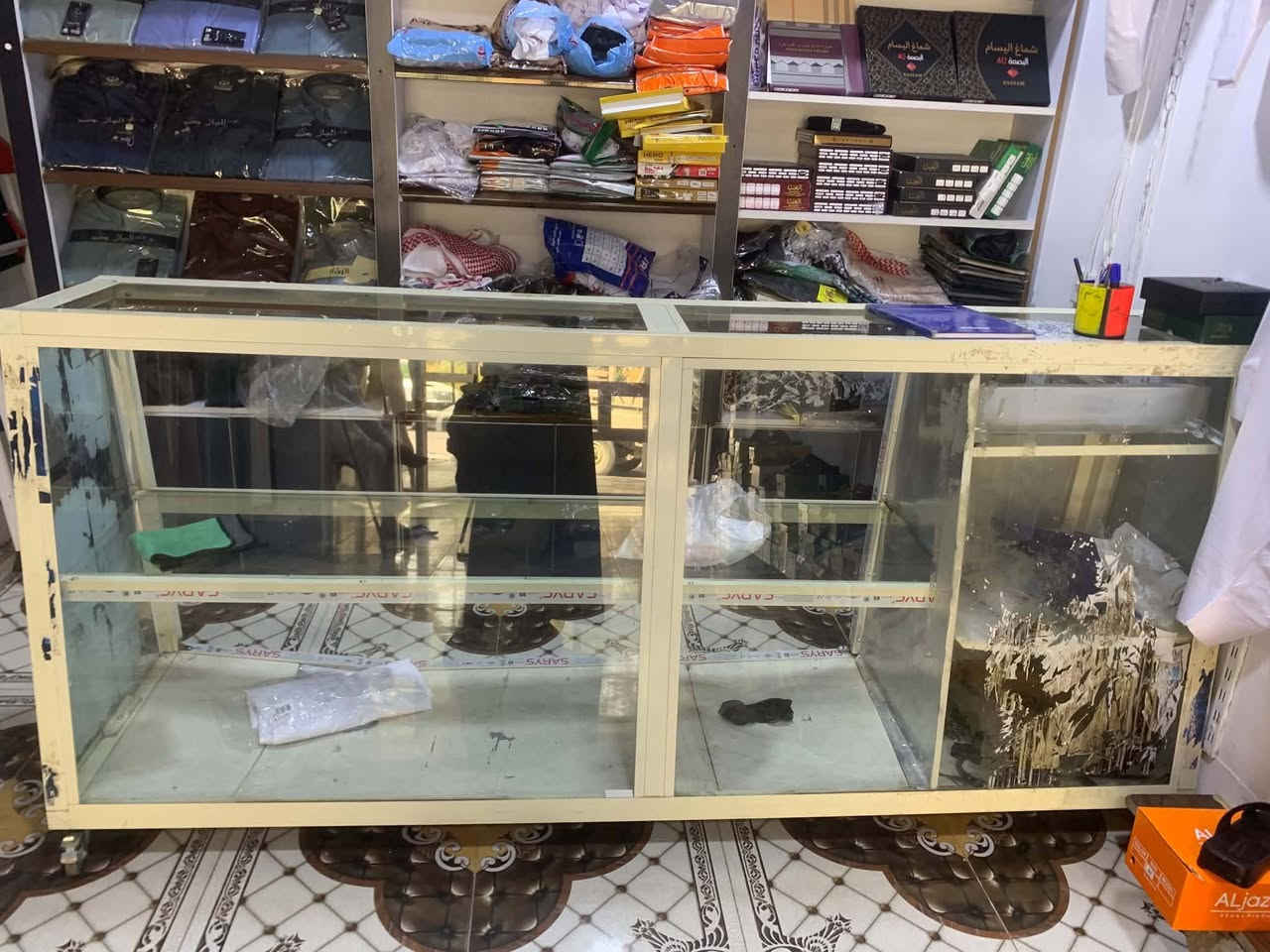 ميز • نضيف • بيها مجال