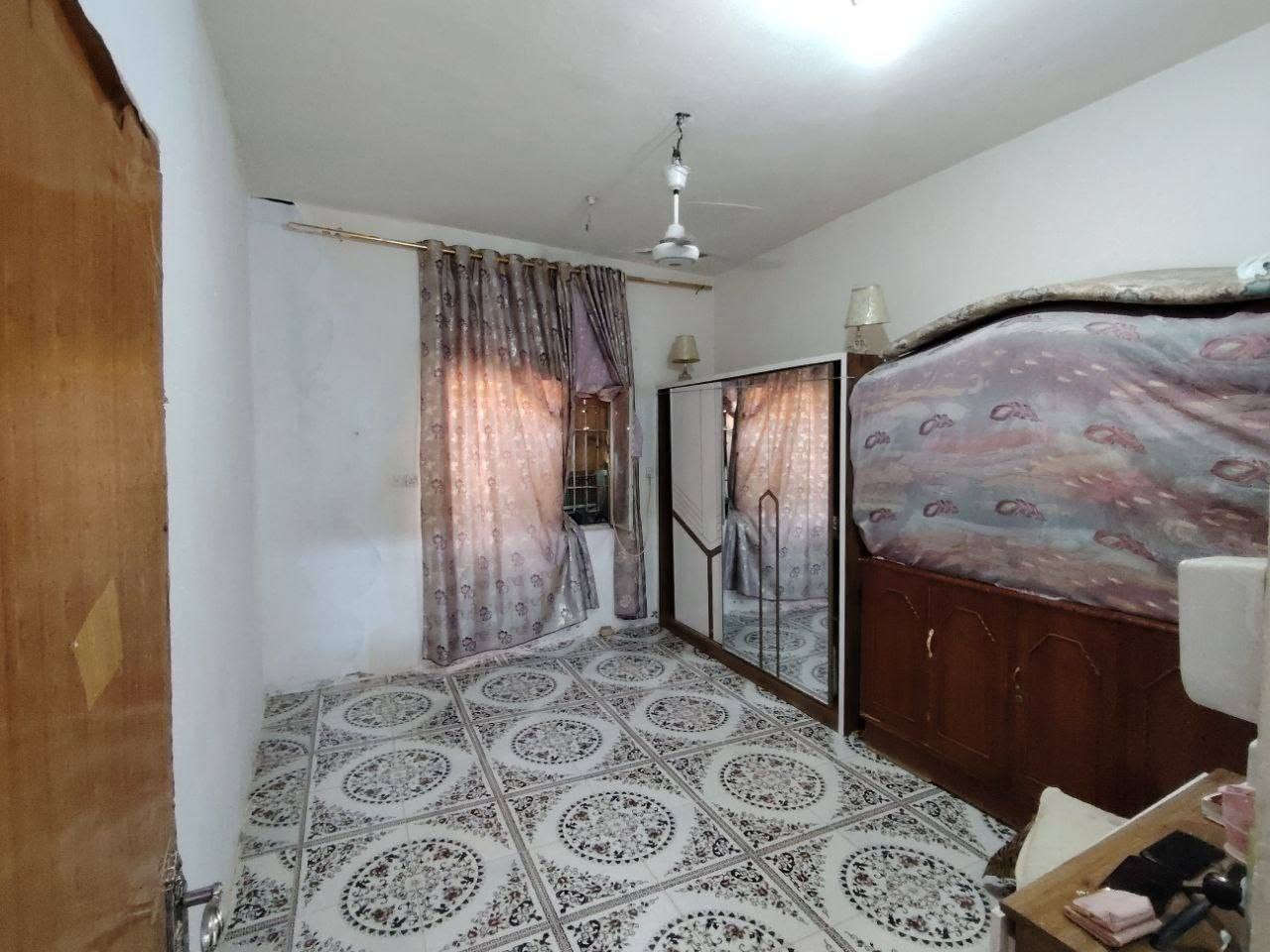 دار للبيع مساحه152 متر واجه ٨ ونزال 19 طابو عقد 25 طابقين الطابق الأول ستقبال مطبخ صاله غرفتين وصحيات منور الطابق الثاني معزول غرفه وصاله ومطبخ وصحيات سندويش الموقع باب الدرب قرب جامع الا اله الا الله 
السعر ***********  او مراوس بيت اكبر مع الفرق
