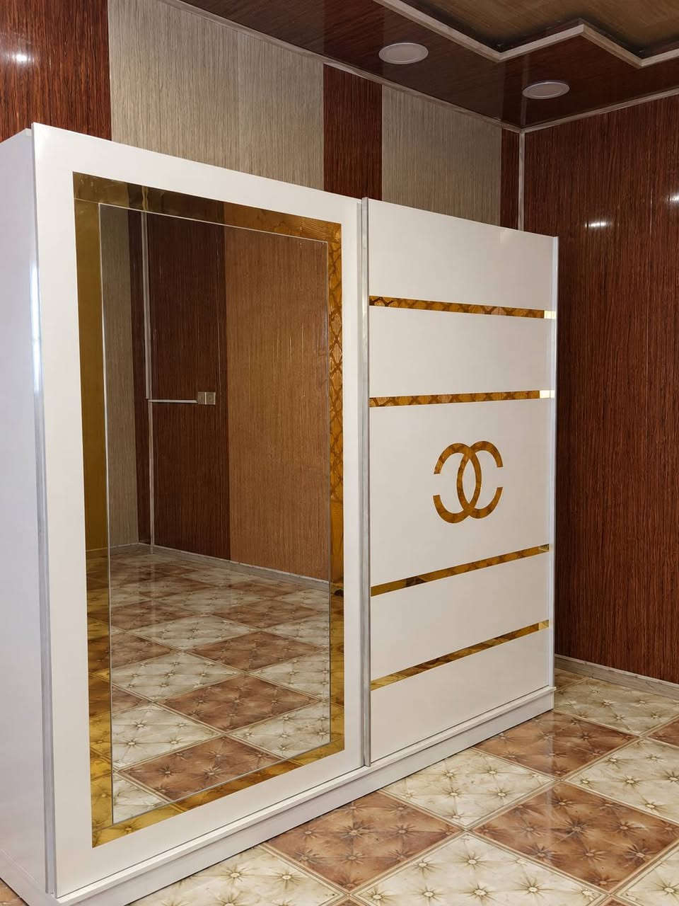 قيم وخذ مستعجل على بيعتها غرفة نوم تركيه 5 قطع ما مستخدمه هواي بيها بس الخشبات مال السرير مكسوره إلي يصيرن جوه الدوشك علق واني ادخلك مكان حي ميسان هذا رقمي ***********

