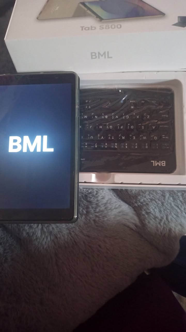 للبيع سعره 160 بي مجال استعمال شي قليل 
توضح الصورة علبة تابلت اقتصادي يحمل اسم BML AI PAD Tab S800، وهو جهاز لوحي موجّه بشكل أساسي للدراسة، المهام اليومية الخفيفة، والترفيه للأطفال.
المواصفات الفنية المكتوبة والمُعلنة للجهاز:
الذاكرة العشوائية (RAM): 12 جيجابايت.
ذاكرة التخزين الداخلية (ROM): 512 جيجابايت.
الشاشة: مقاس 8 بوصة بدقة FHD ومن نوع Incell.
البطارية: سعة ضخمة تصل إلى 10000 مللي أمبير.
نظام التشغيل: أندرويد 14.
الاتصال: يدعم شبكات الجيل الخامس 5G وتشغيل شريحة اتصال + واي فاي.
الكاميرا: خلفية بدقة 13 ميجابكسل وأمامية بدقة 5 ميجابكسل. 
اتصل *********** بي واتساب
