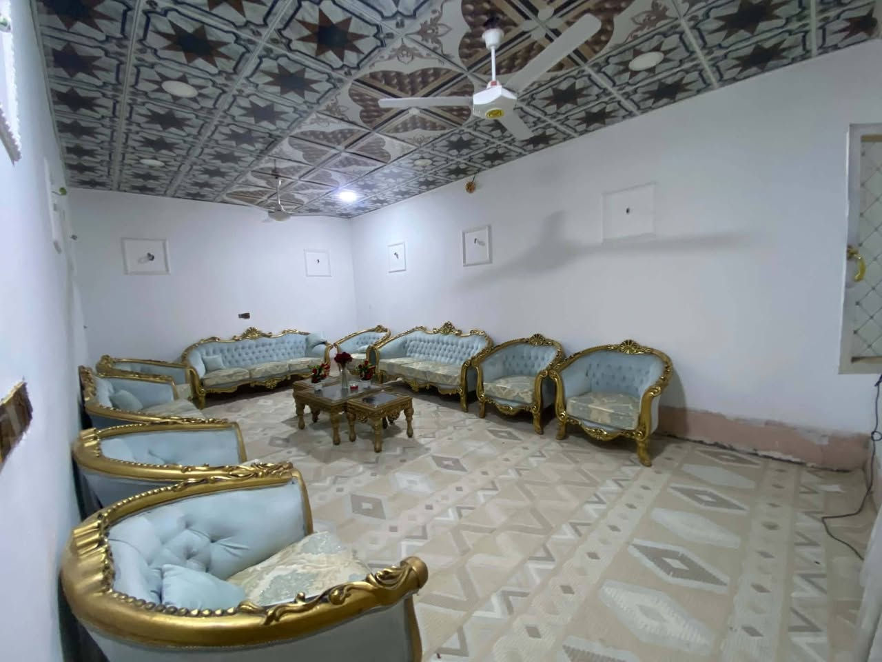 دار طابو صرف للبيع مساحة ٢٦٠م الموقع. قرب أسواق ماما اشتريلي بجهة حي الناصرية. البيت مطلوب سلفة للدولة ١٧ مليون. تريد وراي تريد وراك. السعر الكلي للبيت هو والسلفة ١٣٥ مليون وبي مجال قليل جدا. البيت ٣ غرف نوم. يفيد لعنده عائلة كبيرة. استقبال ومطبخ وصالة. وصحيات خارجية وداخلية.. البناء بلوك والاساس طابوق.    والاثاث يكون من ضمن السعر الموجود بالبيت المنشورات بالصور. اخوان هذا السعر النهائي ليحب يشوف البيت بيه خير ويتدلل. للاستفسار الاتصال على الرقم ***********او ***********

