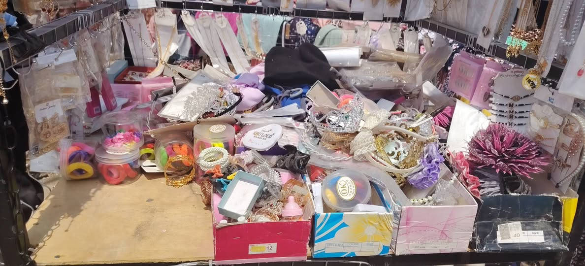 السلام عليكم عندي ميز مال اكسورات للبيع الميز نضيف حيل الرتفاع الميز مترين العرض متر و 20 مربع السعر 100 وبي مجال الرقم ***********
