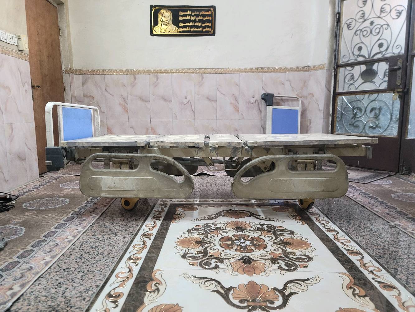 سرير طبي للبيع (مستعمل بحالة جيدة جداً)نعرض لكم سرير طبي متكامل، مصمم لتوفير الراحة التامة للمرضى وكبار السن في المنزل، مع سهولة تامة في التحكم للمرافقين.✨ أهم مميزات ومواصفات السرير:تحكم متعدد الحركات: السرير مزود بهندلات يدوية (كرانك) للتحكم في رفع وخفض الظهر ومنطقة القدمين لتأمين الوضعية الصحية والمريحة للمريض.حماية وأمان عالي: يحتوي على 4 حواجز جانية (جوانب بلاستيكية متينة) قابلة للرفع والإنزال لحماية المريض من السقوط.سهولة الحركة والتثبيت: مزود بـ 4 عجلات قوية تدور 360 درجة لسهولة النقل داخل الغرفة، مع وجود مكابح (قفل) لتثبيت السرير تماماً في مكانه.ألواح رأس وقدمين قابلة للفك: السرير يأتي مع لوح خلفي وأمامي باللون الأزرق متين وقابل للفك والتركيب بسهولة عند الحاجة.هيكل قوي ومتين: السرير مصمم من مواد عالية التحمل ومصبع بالكامل لضمان التهوية والصلابة.📐 حالة السرير: مستعمل، وبحالة تشغيلية ممتازة وجاهز للاستخدام الفوري.📍 الموقع المعاينة: [مدينة الصدر]💰 السعر: [200 الف دينار] (قابل للتفاوض البسيط)📞 للتواصل والاستفسار:يرجى الاتصال على الرقم: [***********] أو التواصل عبر رسائل الخاص.لمساعدتك