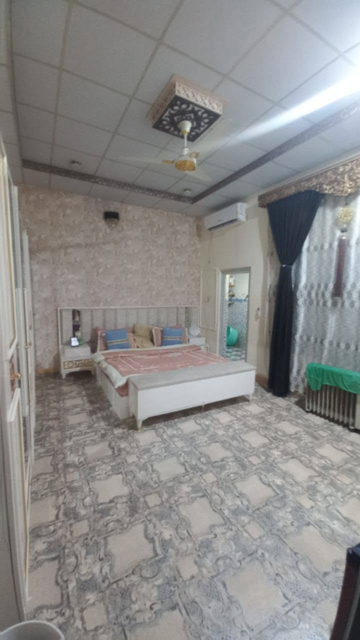 مكلف بالنشر 
بيت طابو صرف  في خور الزبير خلف لشقق لصفر مساحته 250 وبي  مساحه كبيره امام البيت يصلح بيها مشروع البيت بي ثلاث غرف نوم وصاله كبيره وهول وديوانيه ومطبخ وحمامات داخليه وخارجيه سعر البيت اريده 1٢٥ مليون وبي مجال استفسار اكثر اتصل على صاحب البيت ***********
