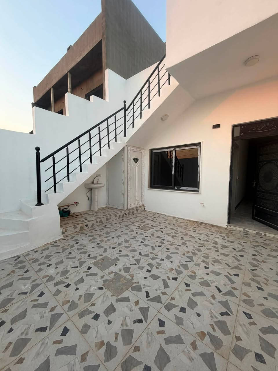بيت للبيع مساحة 100 متر زراعي بحي بدر  بيه غرفة نوم ومطبخ وصحيات ومنور واستقبال وتواليت خارجي وكراج البيت صفر  نظام دكت ومغربي وفول سيراميك قرب مقر الحشد وقريب ع شارع المزارع ويبعد على مدرسة علي شاهين 3 دقايق كدامه تبليط وبي كهرباء ومولدسعرها 40 بي مجال للأستفسار ***********
علمآ اني صاحب البيت مو مكتب
