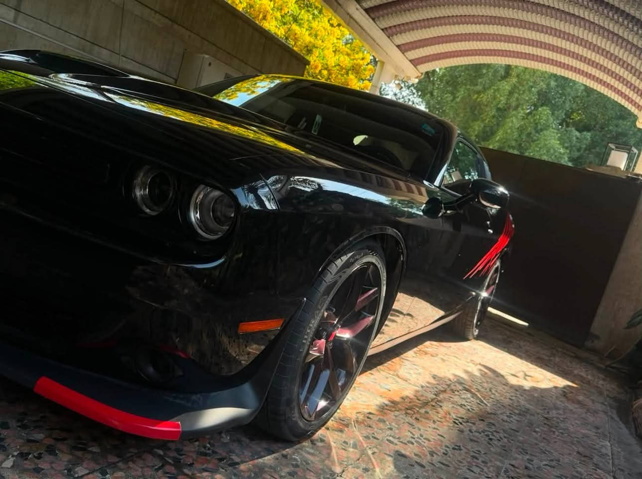 🔥 Challenger 2023 GT — LAST CALL 🔥
حادث خفيف جدًا، شبر جاملغ خلفي راجع بـ PDR 100%، وبيها جاملغ سكن أمامي وشوي من البنيد كلير أمريكي ، والـ Carfax موجود للتأكيد.

بدون إيرباگ ❌ | بدون دواخل ❌ | بدون شاصي ❌

🚘 السيارة كاملة مكملة، ما ناقصها أي شي.

🔥 المواصفات:

* رادار خلفي جانبي
* كشافات ضباب زينون
* مصابيح أمامية LED
* حساسات
* سستم صوت Alpine
* ويل قياس 20 إنج
* مقاعد رياضية
* مقاعد كهربائية
* تشغيل عن بُعد
* ستيرن كهربائي
* محدد سرعة
* شاشة CarPlay
* كاميرا خلفية
* مرايا متحسسة للإضاءة العالية
* دخول ذكي (بصمة)
* ممشى 30,000 ميل

✨ إضافات السيارة:

* سستم Carbon Fiber للداخل
* إضاءة داخلية LED متغيرة
* كشنات مغلفة أحمر
* سكوبات
* ديفيوزر
* برمجة غيث السراي

📍 المكان: بغداد — اليرموك

💰 السعر: 21,000$
***********
