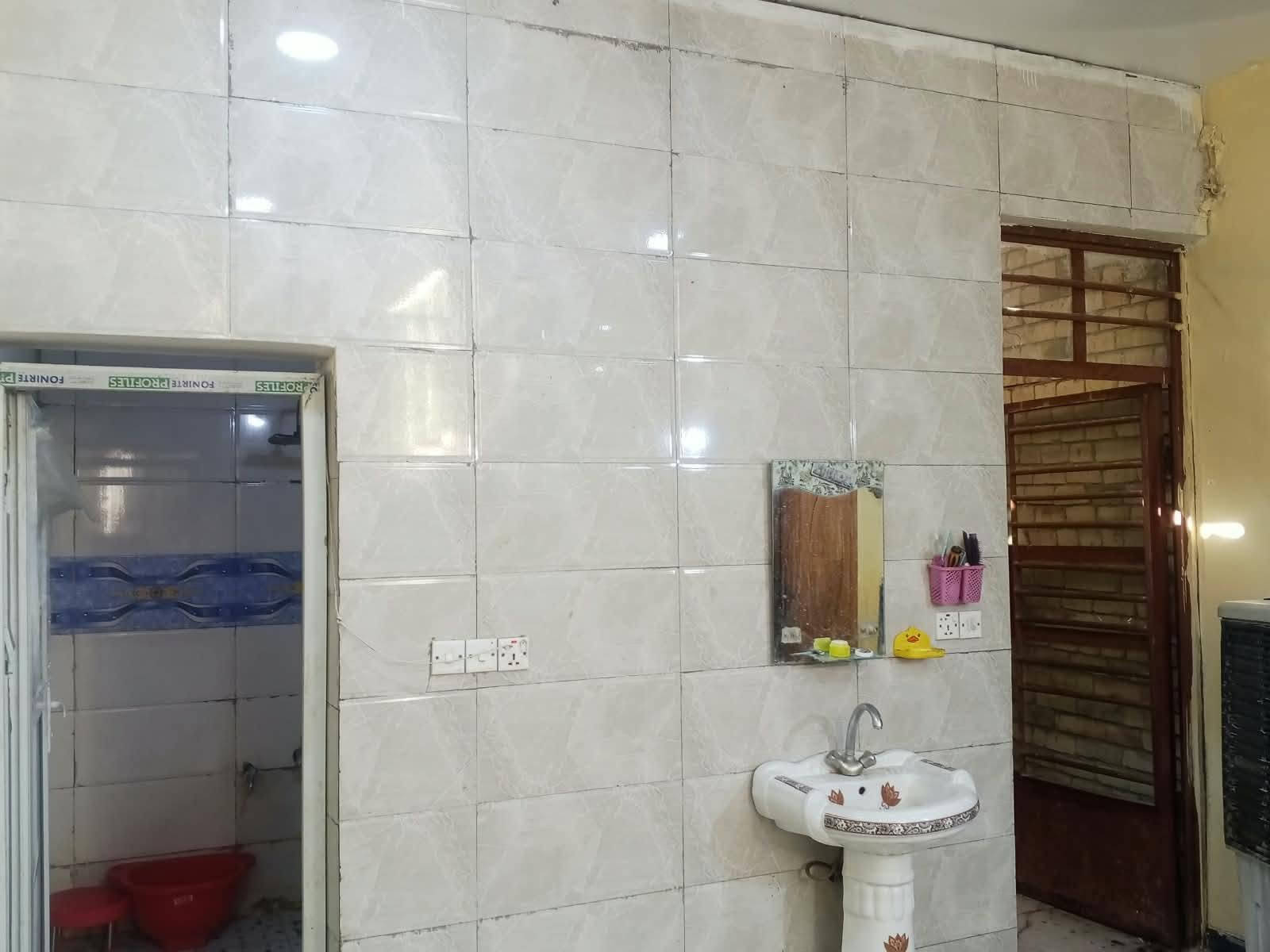 سلام عليكم بيت للبيع مساحه200 بناء جديد درجه وله كاشي سيراميك/صطح/شتايكر حيطارق شارع لمدارس بضهر تجاري كامل خدمات موقع مميز خريطه حلوه رقم صاحب دار‏‪***********‬‏ قريب عله مدارس /85/بي مجال لشراي خوان تكدر سوي بيتين تجرهن خير من الله
