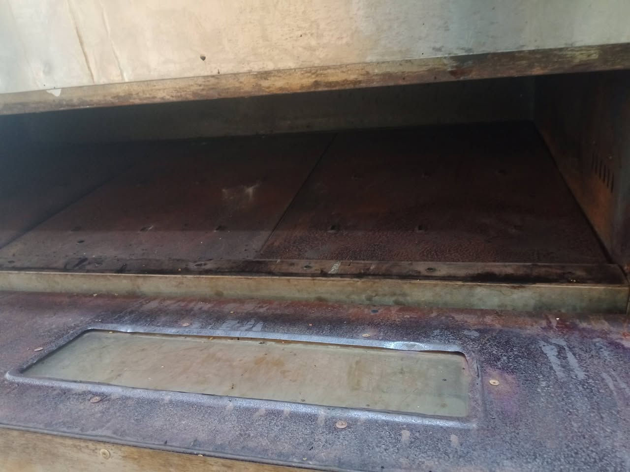 فرن كهربائي ثلاث طوابق عرض 60 وعجانه عراقيه وعربين ثنين وجمخانه مترين ونص ثنين طابق بطل مخبره وميز مال شغل كامل الخط السعر ع خاص العنوان موصل
