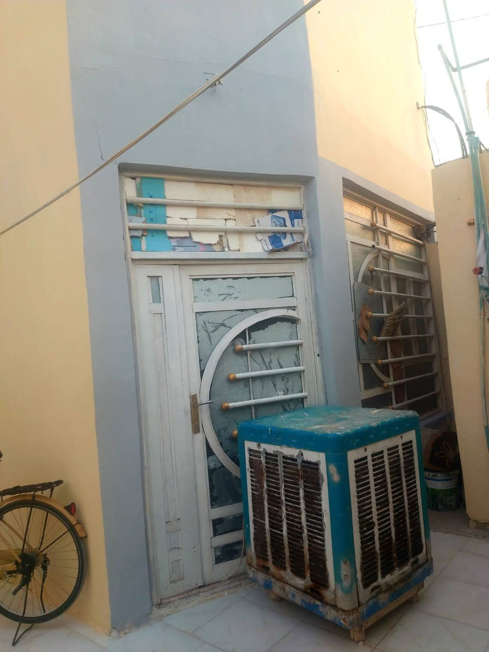 دار للبيع مناسب مناسب مساحه 100 متر الاستفسار ***********
ملاحضه المكتب مجاز رسمي من قبل بلديه النجف 

يحتوي البيت على غرفه وصاله ومطبخ واستقبال وتخاريج داخليه موقع البيت شارع المطار مقابيل  القريه شارع المطحنه   السعر 26 وبي مجال قليل

عنوان المكتب مكتب البوابه عمود 317 على شارع مباشر
