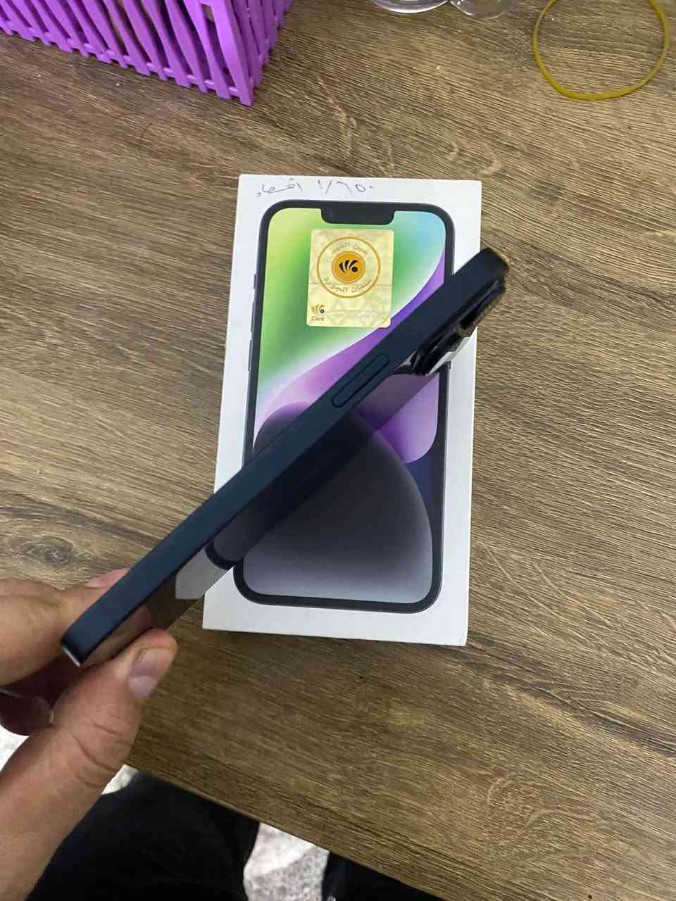 14عادي الذاكره 128البطاريهً  85دبل خط الجهاز جديد ملحقاته كامله السعر 500رقمي ***********

نص مكتوب في الصور:
- ٢:١٧
- حالة البطارية والشحن
- كما هو الحال مع البطاريات القابلة لإعادة الشحن، بطارية الهاتف قابلة للاستهلاك وتصبح أقل فاعلية مع الوقت. معرفة المزيد...
- الحد الأقصى للقدرة
- ٨٥٪
- هذا قياس لقدرة البطارية مقارنة بقدرتها عندما كانت جديدة. قد تتسبب القدرة المنخفضة بتقليل ساعات الاستخدام بين عملية الشحن والأخرى.
- أقصى قدرة للأداء
- ستساعد الأنظمة المضمنة في النظام والمكونات في تخفيف آثار الأداء التي قد تلاحظها أثناء التقدم الكيميائي في عمر بطارية iPhone.
- شحن البطارية المحسن
- للحد من استنزاف عمر البطارية، يتعلم الـ iPhone من عادات الشحن اليومية، بحيث ينتظر ولا يتجاوز ٨٠٪ حتى يحين موعد حاجتك إلى استخدامه.