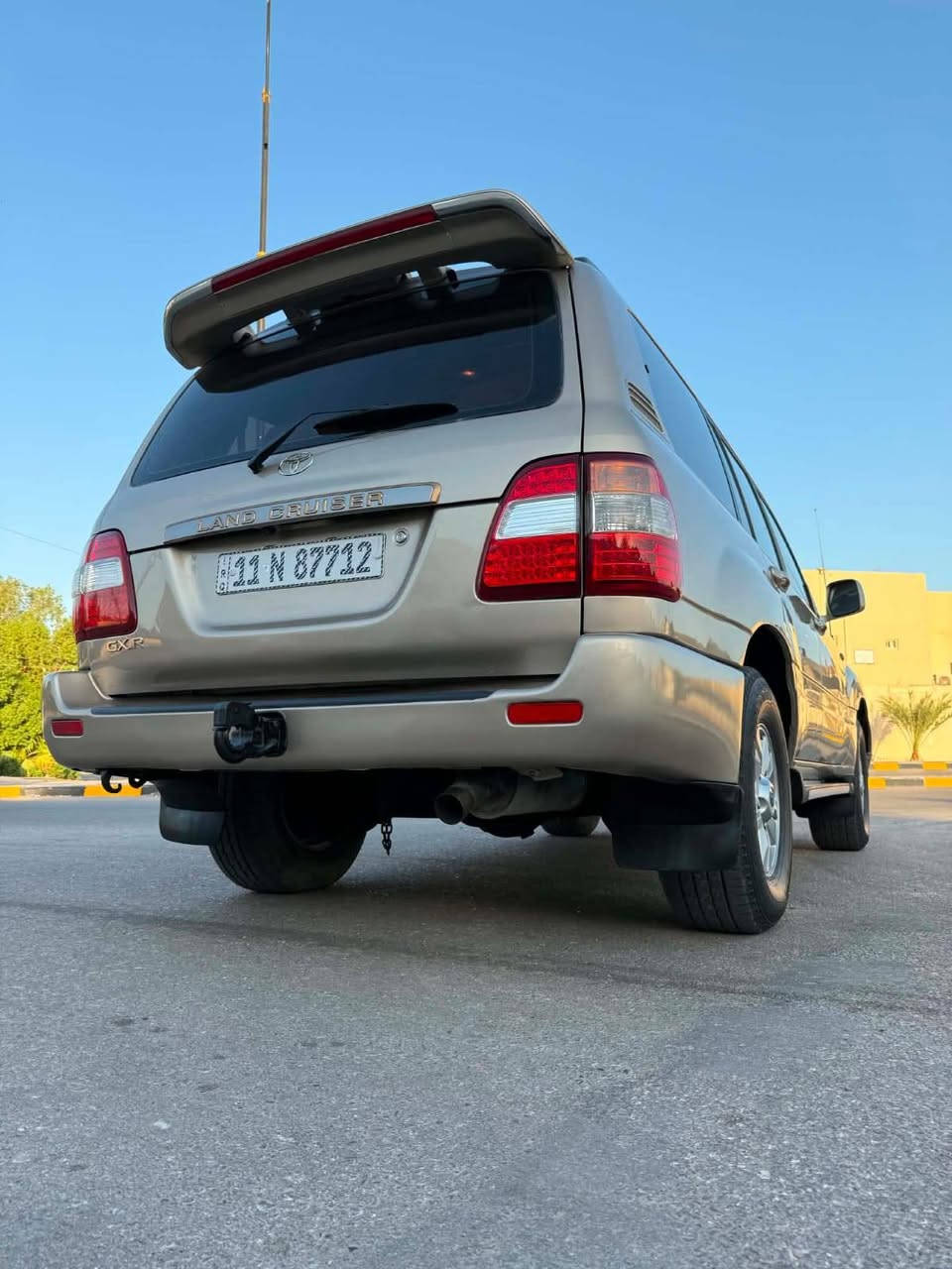 سلام عليكم لاندكروزر للبيع موديل 2003 فول مواصفات تخم تاير جديد تبريد كهربائيات كله شغال فتحه شاشه كامره ثلاث قطع تبريد 7 راكب ثلاجه كير مكينه حداديه كل جديد كير اوتوماتيك مكينه 6 سلندر فور ويل دفع رباعي شغال سياره جديده مكفولة بس صبغ جماليه رقم بغداد انجليزي باسمي سعر 155 وبيها مجال رقم الاستفسار ***********
