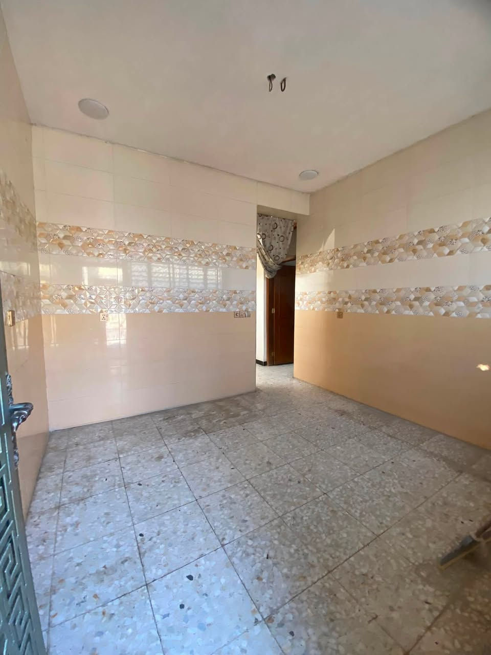 دار لليجار مساحه 100متر  يحتوي على  (غرف نوم 🛌 +ستقبال+مطبخ+صاله+صحيات عدد ٢ 
📍العنوان بغداد الدوره البوعيثه مجمع النسور الاستفسار ***********
