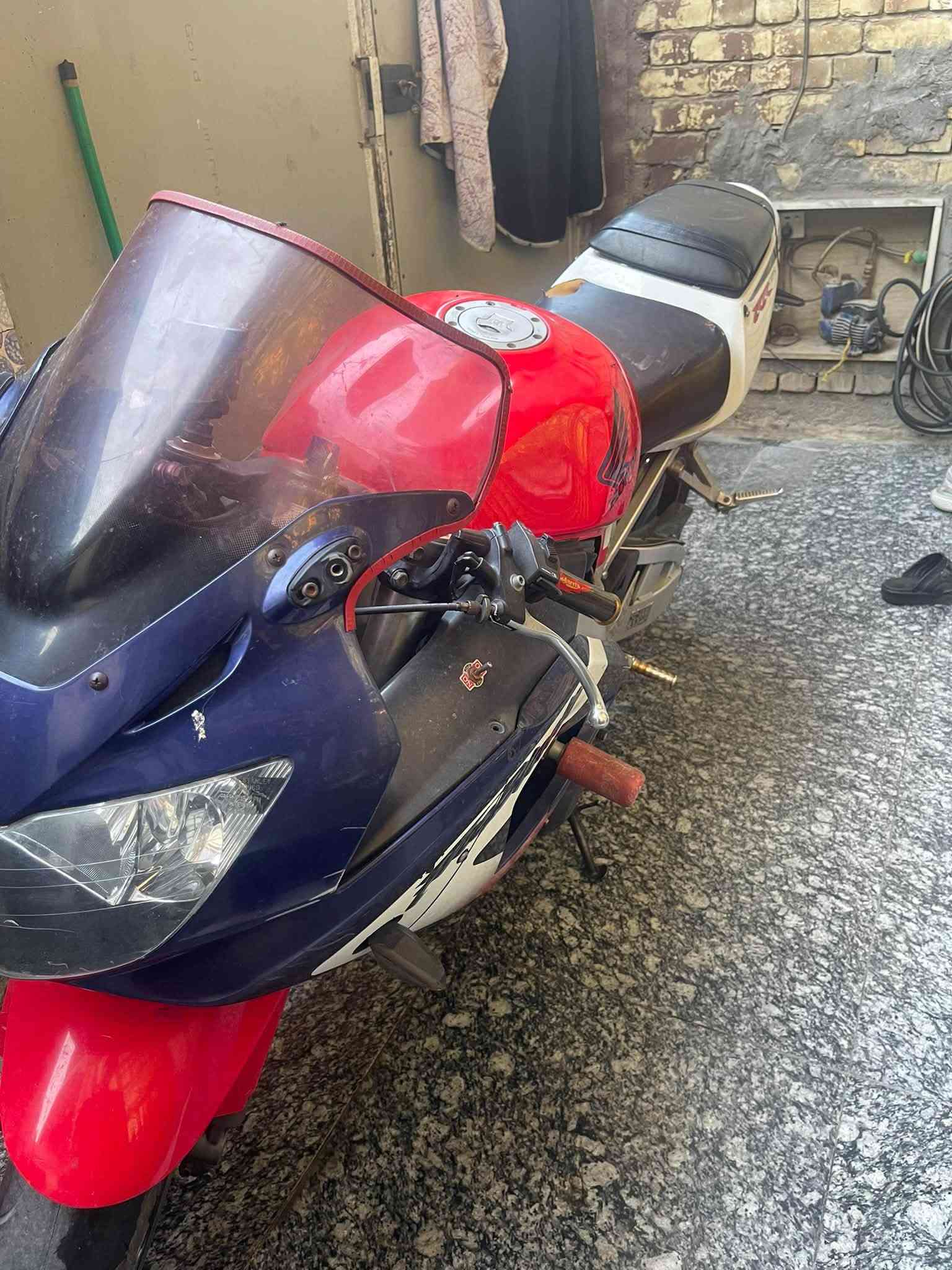 سلام عليكم سيبي آر 929
دراجة ابيع كوم حديد دراجة جديدة بس ماغاسلهة كهربيات كفالة كولشي كفالة من عدة المكينة بيع كوم حديد بكاني بغداد البلديات ***********
