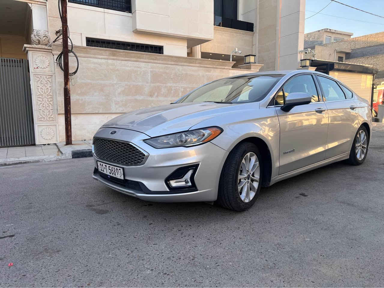 🚗 فورد فيوجن 2019 هايبرد (Ford Fusion Hybrid) – للبيع 

رايدها ب11.500 وما اقصر ويه اليجي وتعجبه

أنظف فيوجن بالعراق واني حيل معتني بيها 
سيارة قمة بالنظافة والراحة واقتصادية جداً بالبنزين، جاهزة للمشي وما تحتاج أي مصاريف!
📌 المواصفات والتفاصيل:
 الموديل: 2019
 المحرك: هايبرد (بنزين + كهرباء) – محرك 2.0L اقتصادي وقوي، يمشي باللتر مسافة ممتازة وتنسى الفيترية
 الكير: أوتوماتيك (ماوس دوار الحديث).
 الشاشة: شاشة كبيرة تدعم Apple CarPlay و Android Auto، ومع نظام SYNC 3 السريع.
 أنظمة الأمان (Ford Co-Pilot360):
 رادار تحديد مسار وتنبيه الخروج عن المسار.
 رادار نقطة سوداء (Blind Spot) على المرايات.
 نظام كبح تلقائي مانع للتصادم (Pre-Collision Assist).
 حساسات خلفية مع كاميرا دوارة عالية الدقة.
 الراحة والتصميم:
 كوشن السائق كهربائي مع تعديل بعدة اتجاهات.
 نظام تشغيل وتشغيل عن بعد / بصمة.
 تكييف دبل زون (تبريد ثلج ما شاء الله).
 ويل كب بلادي مع أونطة مرتبة.
 الوضع الفني: السيارت بحالة ممتازة جداً، أونطة، محرك، بطارية هايبرد، ودبلات كلها بشرط الفحص
السيارة جانت بالاردن ومرقمة اردني وهناك عدهم الصبغ عادي يزيد من سعر السياره فا صار شخط على البابين جان يصبغوهن وصبغهن حلو مو نشاز والسياره حيل كاعده 
 هذا رقمي 
*********** 
بي واتس بغداد, العراق
