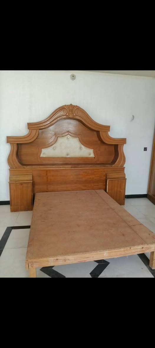 للبيع غرفة اخشاب صاج اربع قطع جرباية وميز مراية وزاوية وكنتور الكنتور 5 بيبان 2 ملحق فوگ وجوة 3 بيبان الي بالنص هوة مراية وهوة باب الغرفة نضيفة وحلوة بس بيهة كم ضربة زغيرة تتصلح السعر 500 وبيهة مجال عنوان كربلاء الطاقة مالحر قطاع 18 قرب شركة الماء رقم *********** والأحتياطي ***********

