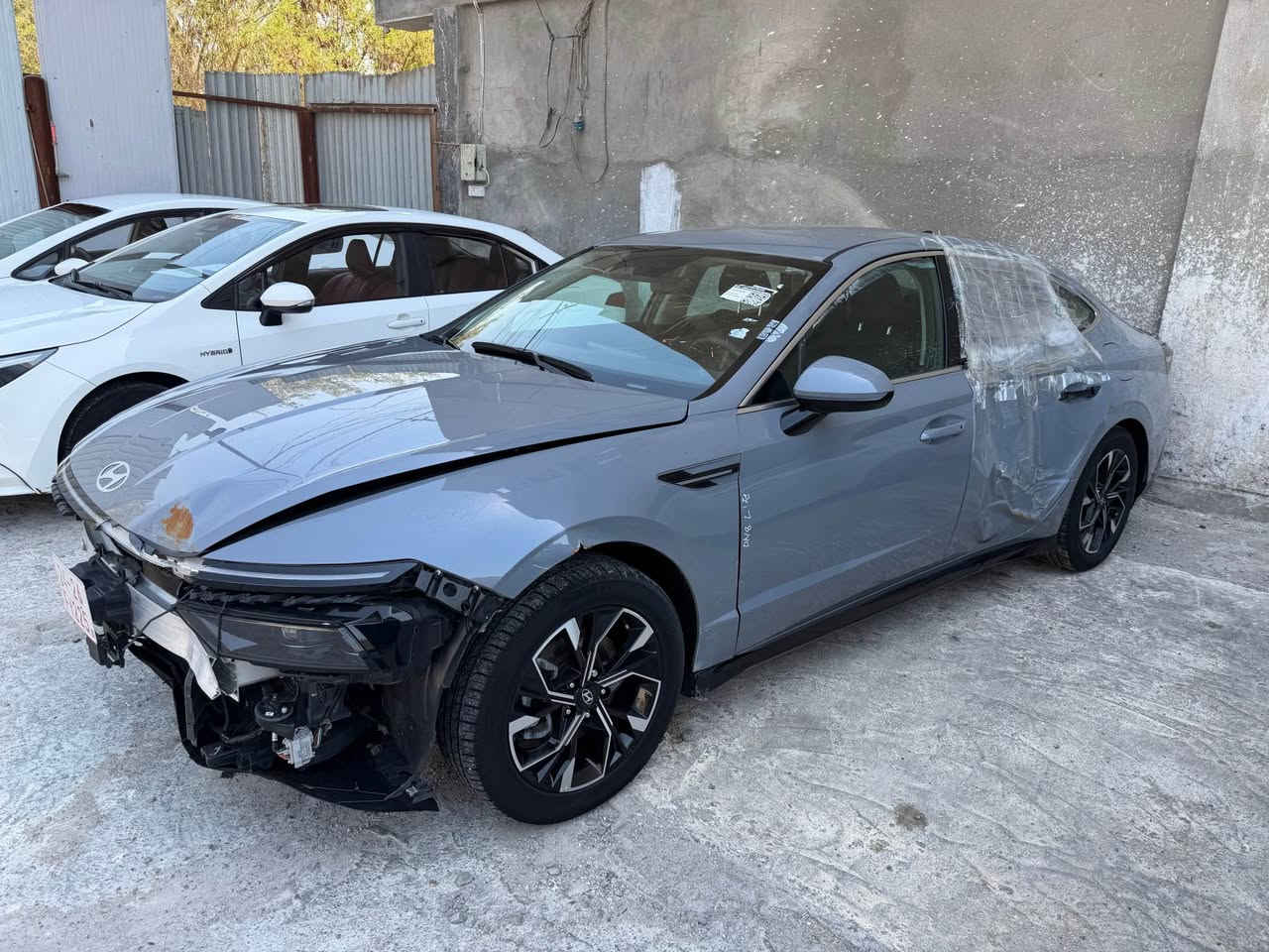 سوناتا 2025 SEL Sonata لون سموك اسمنتي ⭐️

السعر 137$ وبي مجال ✅ بدون شاصي و دواخل مكفولة ✅

السيارة على وضعها كما موضح بالصور فقط بدلت باب مال سايق نفس اللون ✅ 

وايرباك راجع سستم مبدل دركة ورجل مطاكة مال تفصيخ اصلي وراجع سستم نفس الاصلي ✅

حادث امريكا موجود بالمنشور ايظا … ✅ 

رقم كاتي السيارة مكمركة وجاهزة فقط بدون رقم يكلف 10 ورقات شمالي تحويل مباشر باسمك ✅

التبريد والراديترات كلها سليمة وتشتغل وتمشي من امريكا ✅ 

لايتات شغالة ✅ 

حدادية جاهزة ✅

ايرباك سستم بلادي ✅

………………………………………………………………………….

فول السيارة SEL عدا الفتحة ماشية 35 الف 

لون سموك او اسمنتي الحديث 

محرك بانزين 4 سلندر 2500 GDi تنفس طبيعي 

بصمة 

كير تعليك الحديث 

بصمة ابواب 

بصمة جنطه مع حساس اوتو 

تشغيل عن بعد

لد امامي خلفي 

نقط عمياء 

رادارات امامي خلفي وجانبي 

كشنات كهرباء 

كشنات تدفئة امامية 

تبريد بيانو لمس شاشه منفصل 

عدادات الكترونيه متغيرة 

شاشه متصلة حجم كبير تدعم ابل كار بلي 

كامره خلفية دقه hd 

اوتو هولد 

سايد بريك اوتو 

فول تحكم ستيرن 

مع قياده ذاتيه ذكية 

شفتات ستيرن 

لايت 3 عدسات 

مود درايف متغير وضعيات قيادة متعددة

السعر  مناسب : 137 $‼️ 137 $ ‼️ 🔥🔥

مكاني بغداد الاعظمية للاتصال *********** بغداد, العراق
