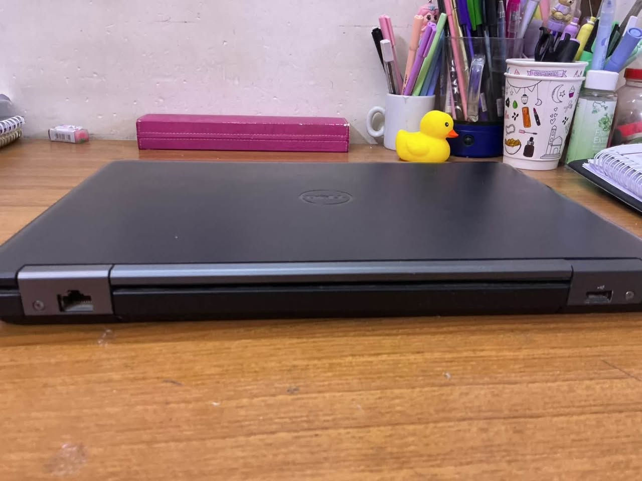 💻 لابتوب ديل للبيع (Dell Latitude E5440)
السعر : ١٢٥ الف قفل 
يرادله بطاريه جديده وبس ولهذا مخفض سعره هلكد
واتس ***********
لابتوب بحالة ممتازة وسلم  وجاهز للاستخدام، مناسب جداً للعمل، الدراسة، التصفح، والمهام اليومية.
📋 المواصفات الفنية:
 الموديل: Dell Latitude E5440
 المعالج (CPU): Intel Core i7-4600U (بسرعة تصل إلى 2.70GHz)
 الذاكرة العشوائية (RAM): 8 جيجابايت (DDR3)
 كارت الشاشة (GPU):
 كارت منفصل: NVIDIA GeForce GT 720M بسعة 2GB
 كارت مدمج: Intel HD Graphics Family
 مساحة التخزين: هارد سريع SSD بسعة حوالي 300 جيجابايت (يوفر سرعة عالية في التشغيل والفتح)
 نظام التشغيل: Windows (نظام 64-bit)
الجهاز يعمل بسلاسة وسرعة بفضل هارد الـ SSD ومعالج i7.
ارت الشاشة المنفصل يوفر أداءً جيداً للبرامج الهندسية الخفيفة والفوتوشوب والألعاب الخفيفة.
