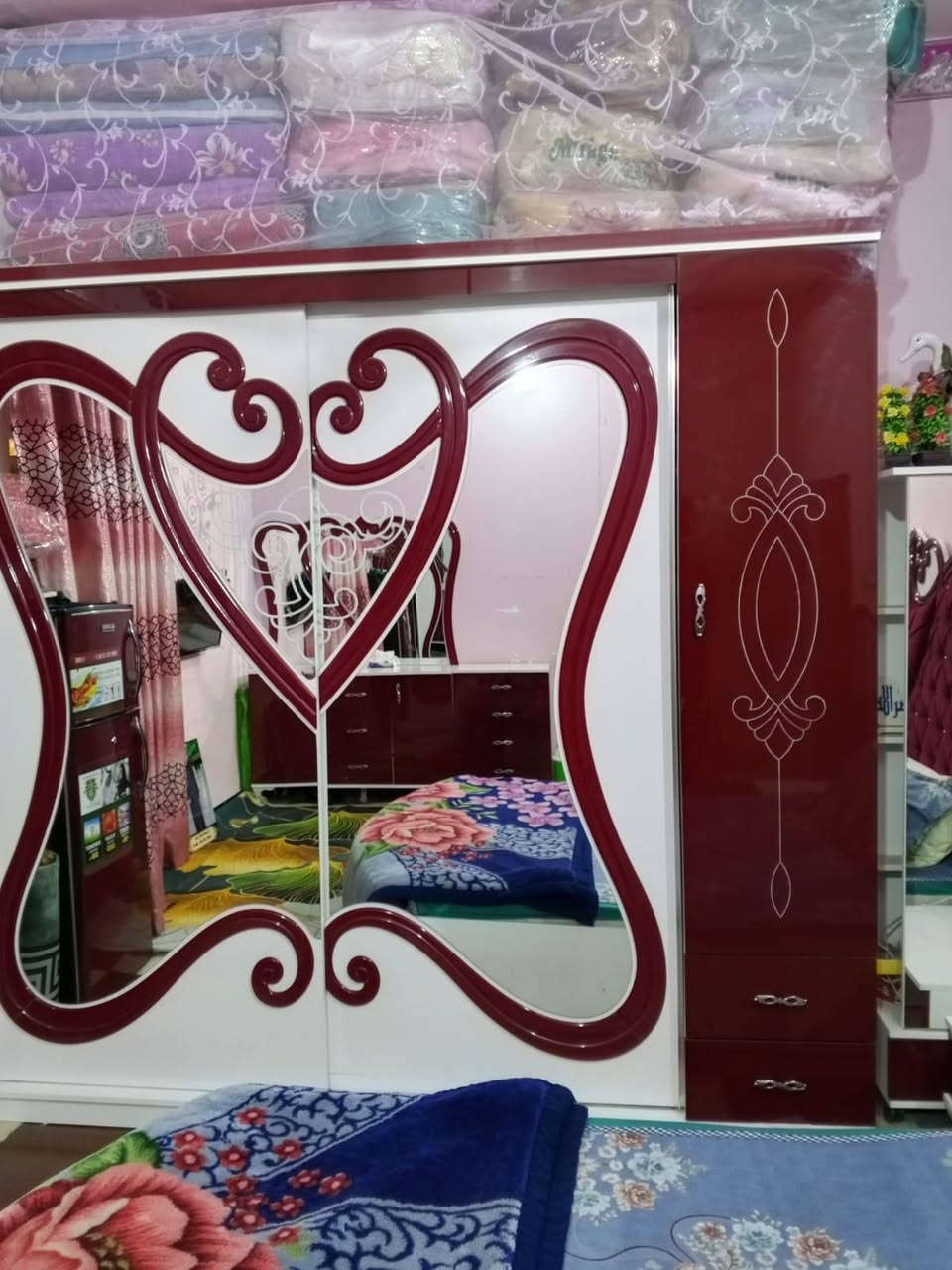 غرفة نوم أنيقة ومرتبة، مناسبة للعرسان ✨
💰 السعر: 750,000 دينار عراقي وبيها مجال 
📍 الموقع: محافظة ذي قار – مركز الناصرية 📞 للاستفسار والتواصل: *********** 
التوفيق للجميع
