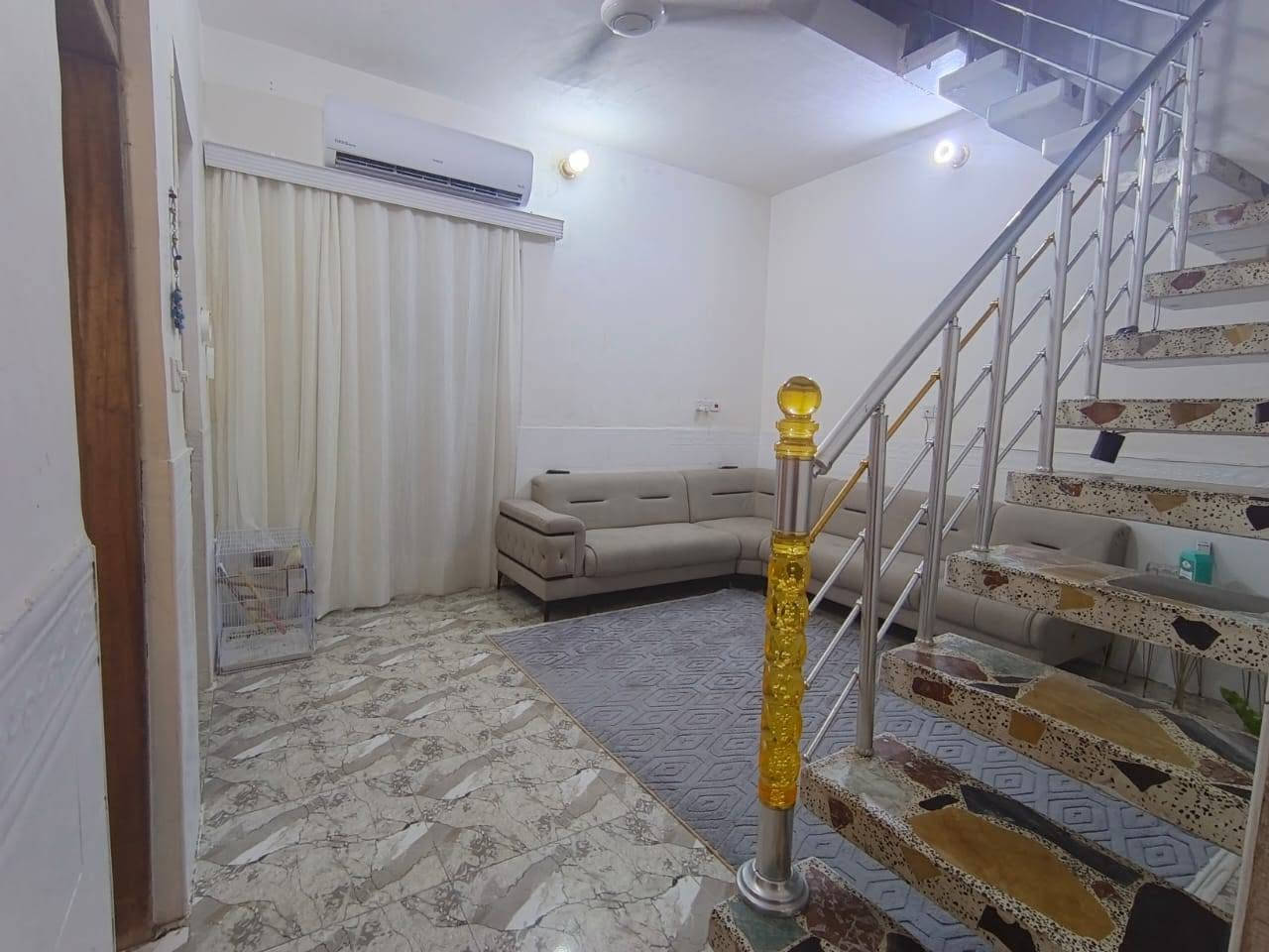السلام عليكم بيت للبيع بالجمعيات قرب المدارس  100متر مربع  متكون من طابق ونص طابق الاول غرفه وصاله واستقبال ومطبخ وصحيات داخليه وخارجيه  والثاني صحيات وصاله صغيره وغرفه الصطح ايزوكام البيت مطلوب مبادره البيع نقدآ واليشتري يتحول باسمه والتسديد يبقه على بائع السعر ب130مليون موقعه كلش، حلو بالبلوك الذهبي للتواصل على هذا الرقم ***********
