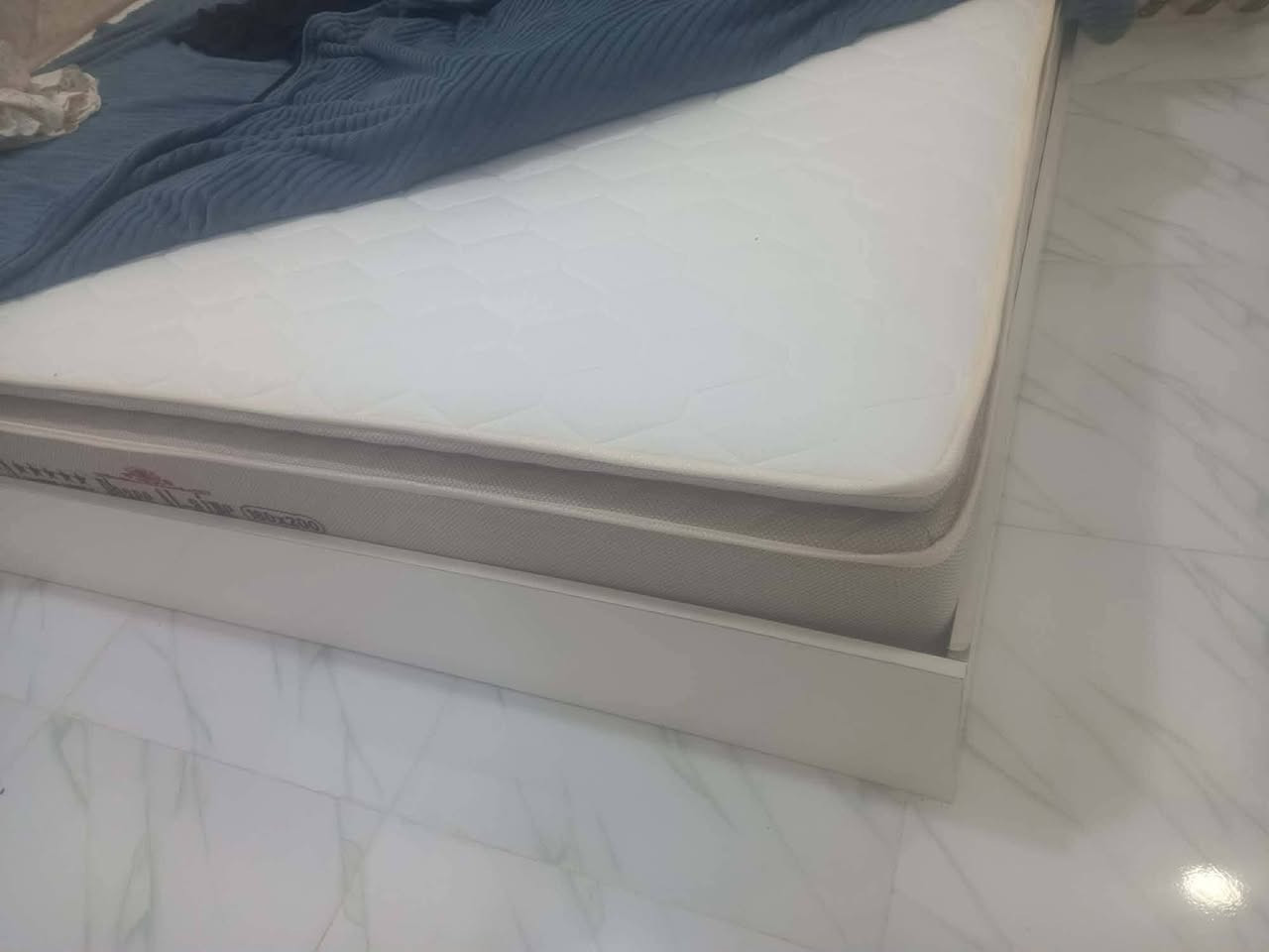 المرايات على 30
طباخ 100
سبلت 350
دوشك 450

المجمده350
طبله 100

نص مكتوب في الصور:
- 120 الف
- 30
- بطانية 50