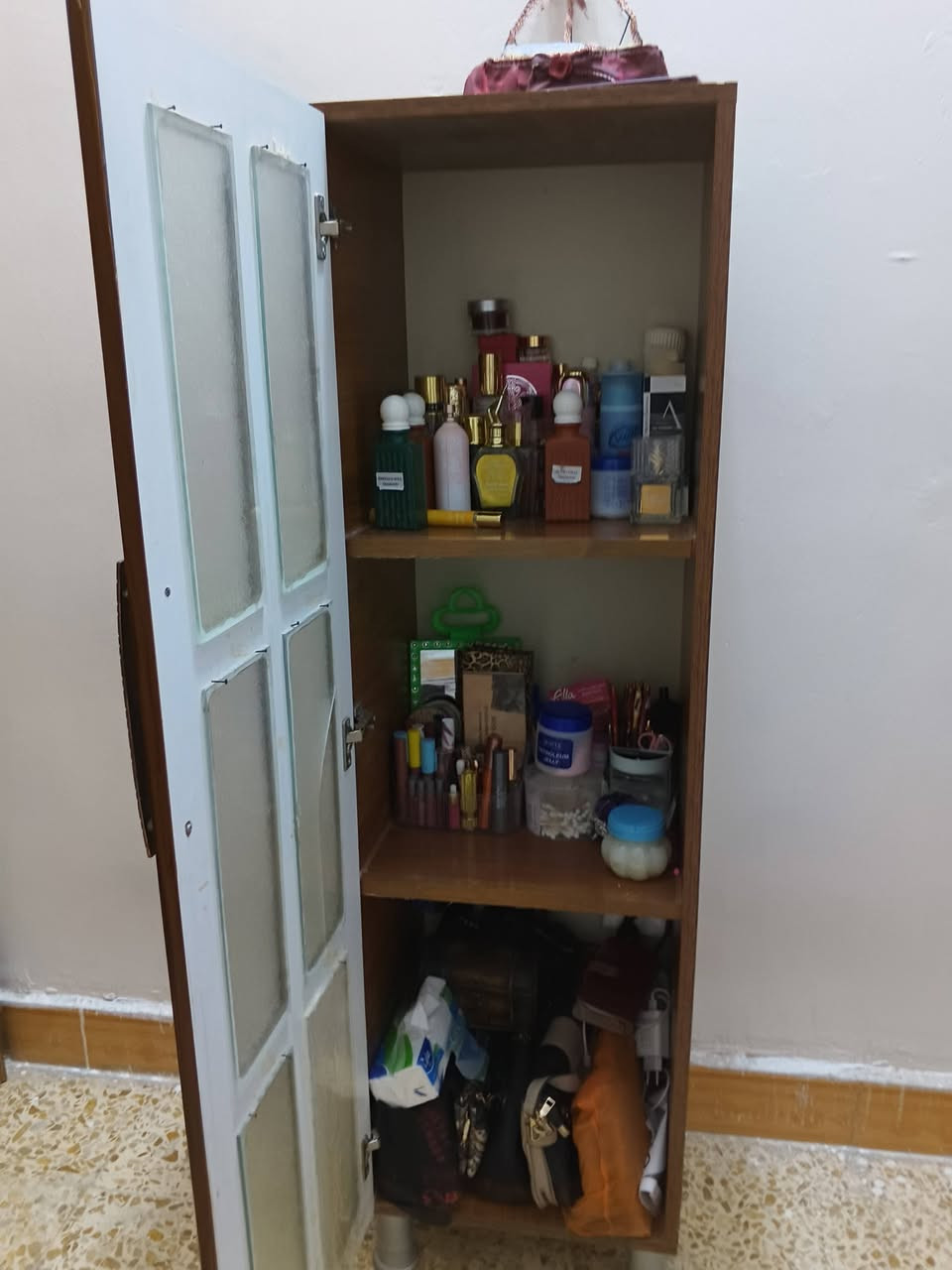 فاترينه عموديه خشب مال عطور مال اي شي يصير السعر ٣٥ وبي مجال
و يتوفر كنتور بلاستيك السعر ٢٥ وبي مجال
الرقم التواصل ***********
