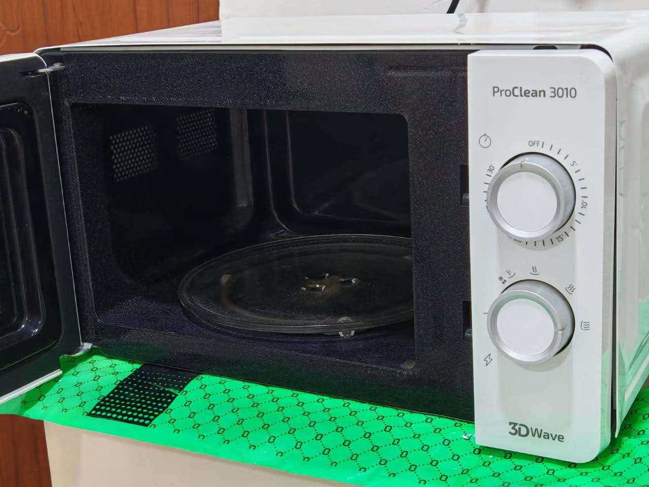 السلام عليكم ورحمة الله 
مايكرويف ماركة Cecotec ProClean 3010 الاسبانية
مؤقت ٣٠ دقيقة السعة ٢٠ لتر الباور ٧٠٠ واط
طريقة التوزيع تقنية 3d wave
السعر ٥٠ الف توصيل موجود دهل اوران, واسط
