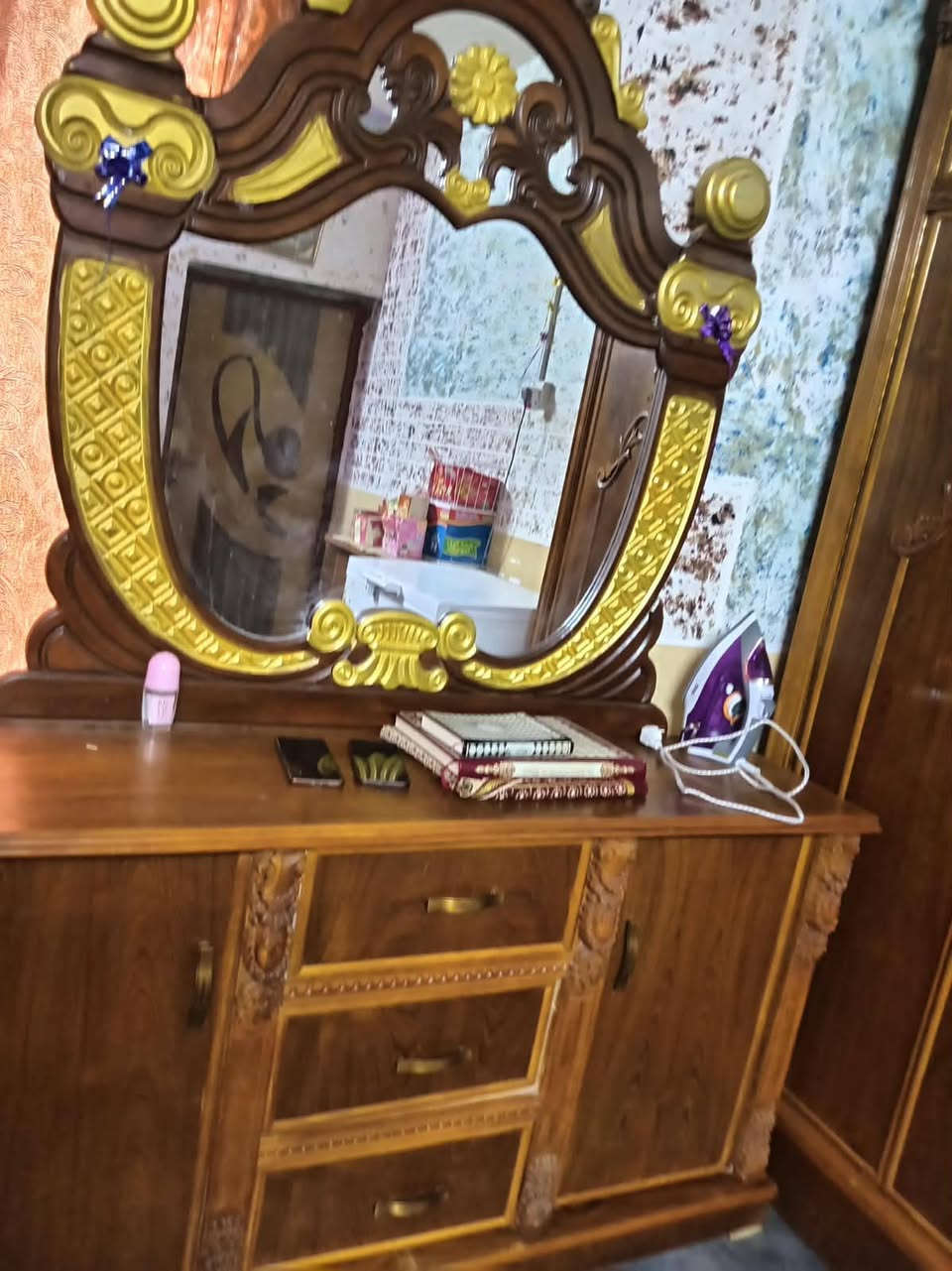 غرفه اخشاب • نضيفه • مستخدمه شوية