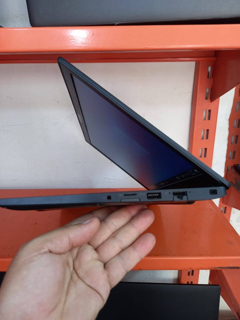 الشاشة لمس
لابتوب دل dell 7480
المعالج كور اي 7 الجيل 7
الهارد    256    ssd 
الرام 8.     ddr4 
حجم الشاشة  14 لمس
الشاحنة اصلية 
يحتوي على منفذ تايب سي للشحن او نقل البيانات
نظام التشغيل ويندوز 10 عربي انكليزي 
الملحقات شاحنة وجنطة 
السعر  250
***********
***********
يوجد توصيل

متوفر 
تتوفر مجموعة لابتوبات بأسعار مناسبة ومواصفات مختلفة
