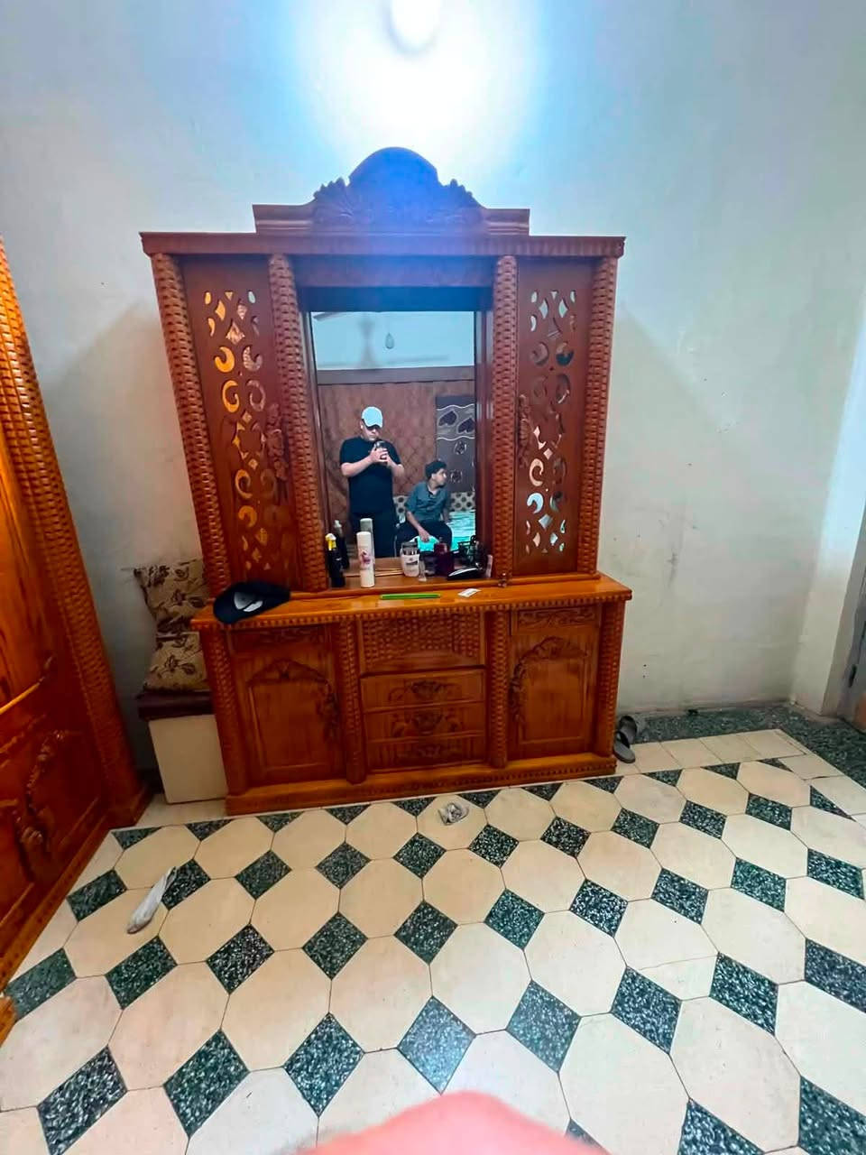 سلام عليك غرفه اخشاب جديد ما مستخدمه للبيع السعر مليون وميتين وبيها مجال وبل حقيقه انضف من الصور ***********

