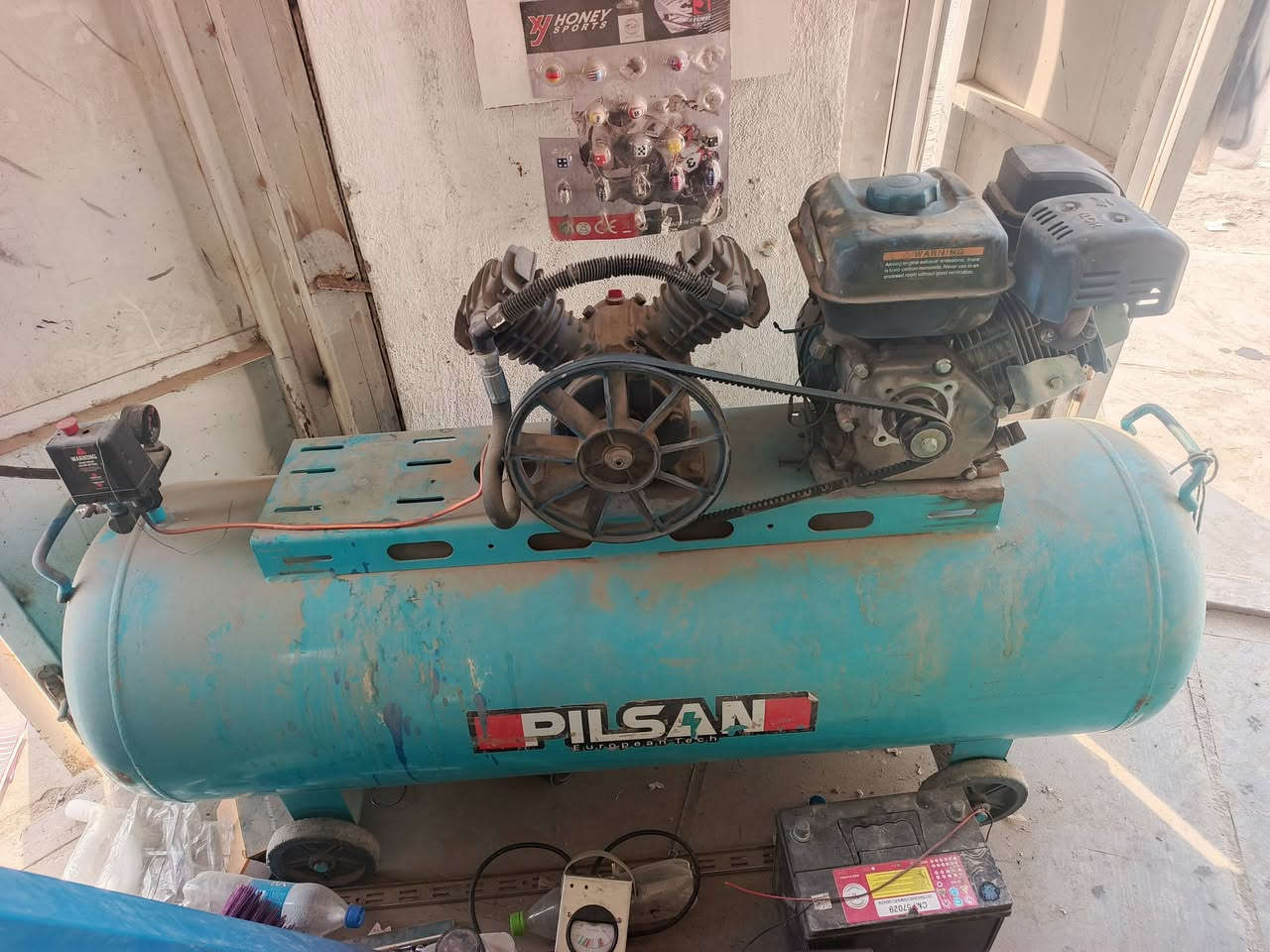 جك وكمبريسر هواء بعدهن جدد عالفحص 
الكمبريسر 400 وبي مجال بسيط 
والجك 70 وبي شويه هم 
يرحم اهلكم لحد يكسر بالسعر لان هواي خسران بيهن 
*********** مكاني نجف سيطره معمل البيبسي
