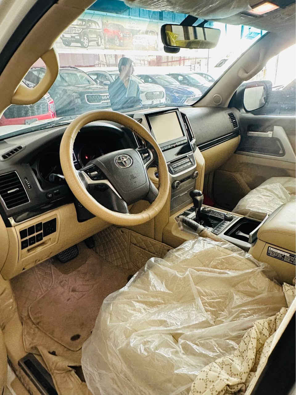 سلام عليكم للبيع تويوتا لاندكروز 2016 VXS  مكينه ٨ سلندر كفاله عده مكانين بارد بالجاملغ الايمن والايسر كلش قليل رقم بغداد تحويل  ماشيه 128 حقيقي  استخدام شخصي مامتعوبه سياره فول موصفات 
جكات
8 ايرباك
كشنات خزن 
كامرات 
شاشات مواصفات لكزس 
العنوان البصرة 
اتصال على رقم *********** 
غير متواجد بالفيس البصرة, العراق
