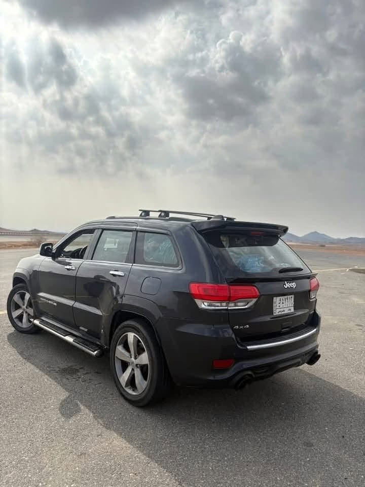 للبيع او مراوس جيب جراند شيروكي لمتد 2014 فول مواصفات
 ● محرك 3.6 VVT
 ● وارد أمريكي

 ● ممشى 190 ألف كم
 ● حادث سابق (جاملغات وبندي)
 ● شاشـةكبيره  + كاميرا خلفية + حساسات
 ● مقاعد جلد
 ● تدفئة وتبريد للمقاعد
 ● جنطة كهربائية
 ● فتحة سقف بانوراما 
 ● رقم بغداد وباسمي
ملاحظات:�يوجد شخط خفيف أسفل الباب الخلفي، وشخط بغطاء الجنطة تم صبغه على قدر الشخط فقط.
السيارة بحالة جيدة وجاهزة للفحص.
الموقع: بغداد
السعر:178.000  دولار قابل للتفاوض بالمعقول.
للاستفسار الاتصال على الرقم الموجود ***********
