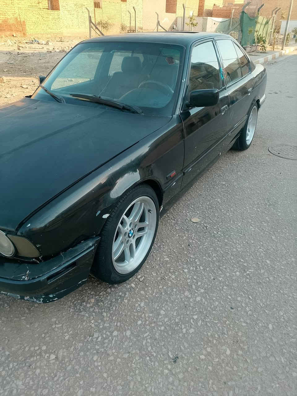 السلام عليكم بي ام 525 جير ومكينه نظيفات حداديه 60% اكس النظيف كهربائيات نظيفه بها جراد قليل سعر ***********
