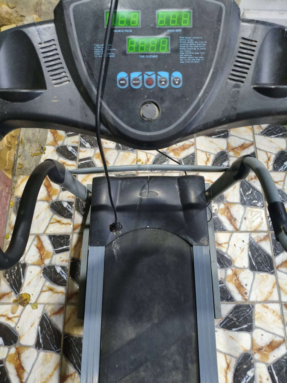 جهاز رياضي جري للبيع بسعر مناسب 
جهاز جري للبيع بي عطل بسيط ابيع عاطل كهربائيات كلها شغاله 
 ***********
